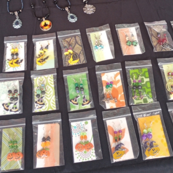 2 Halloween Maturity tshirts Hocus Pocus Lil Pumpkin Beaded  Earrings - Picture 3 of 12